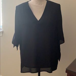 🔥🆕 MEDIUM Black Mittoshop V Neck Open Arm Top